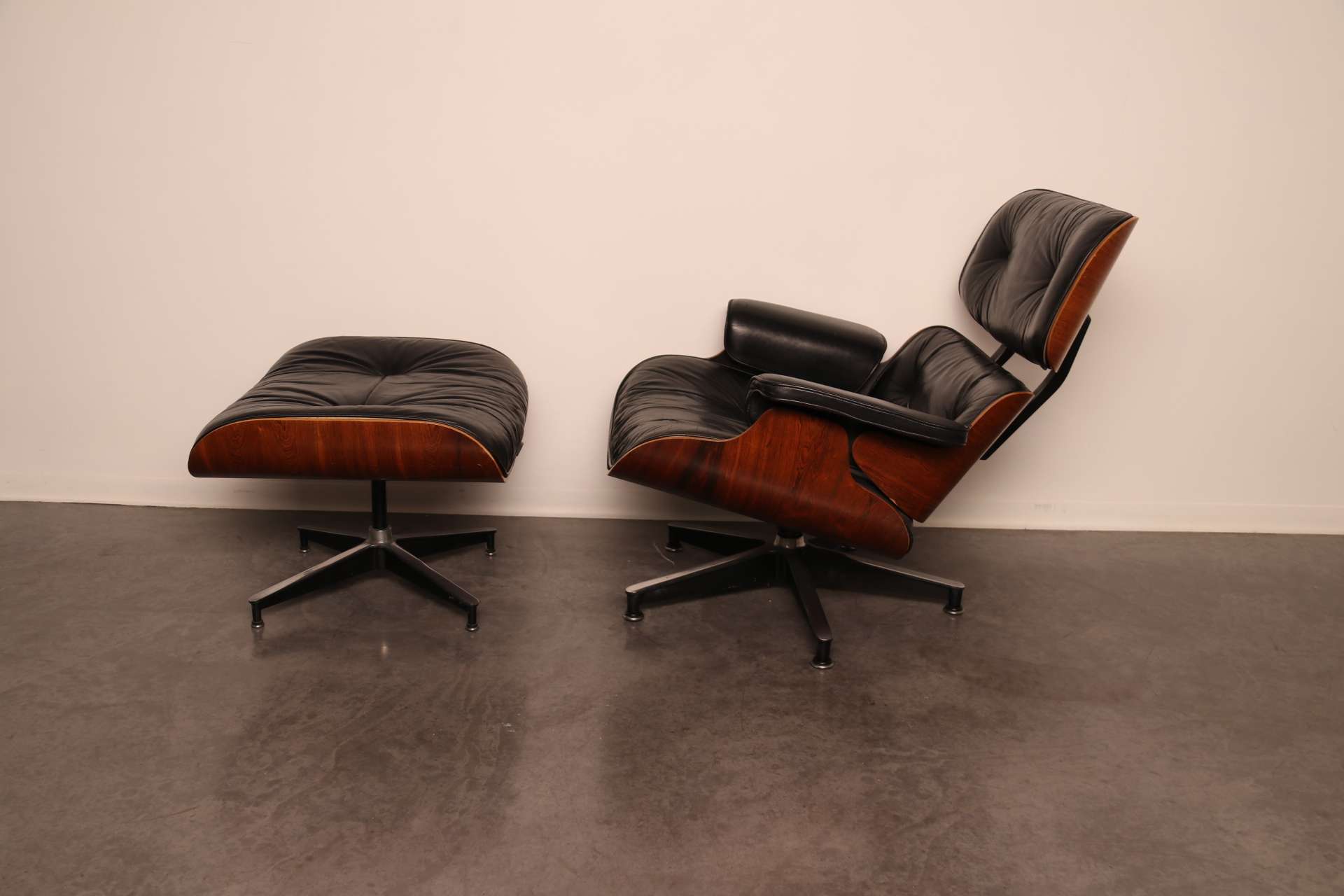 Eames Lounge chair & matching ottoman in rosewood and black leather. Designed by Charles & Ray Eames for Herman Miller.  US - 1970's Frame in rosewood, cushions in original black leather. 