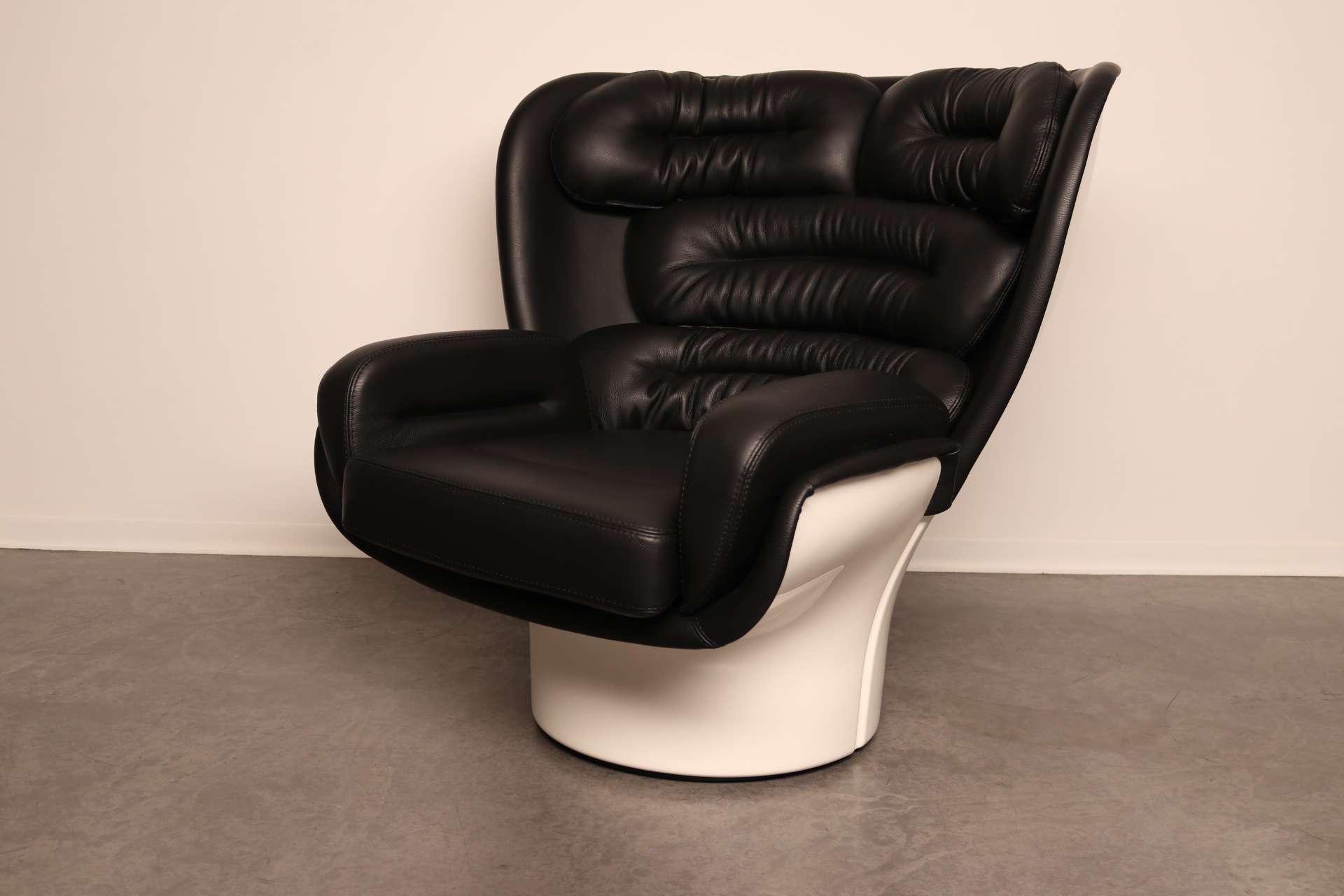 Elda lounge chair fiberglass white black leather iconic (2)