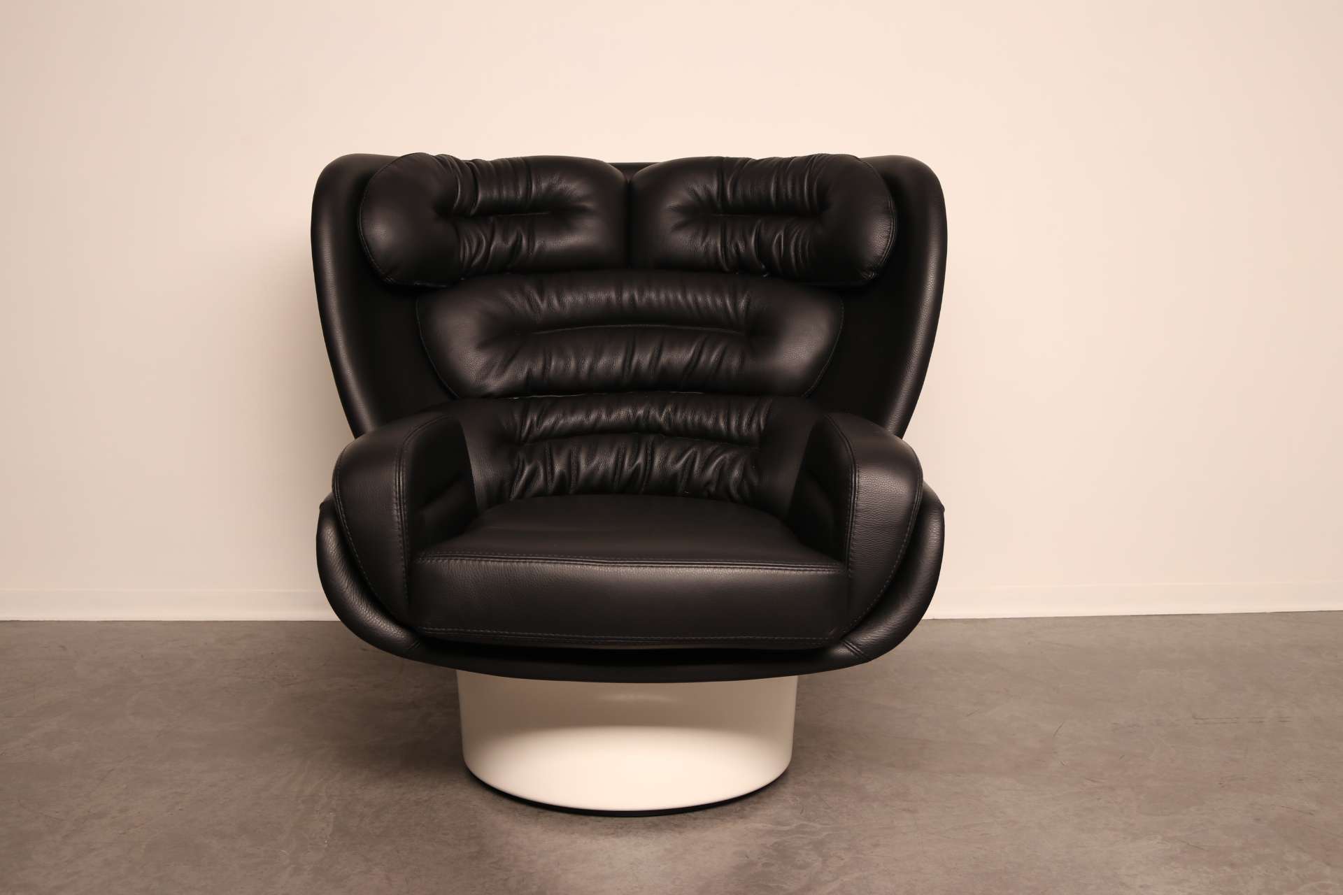 Elda lounge chair fiberglass white black leather iconic (7)