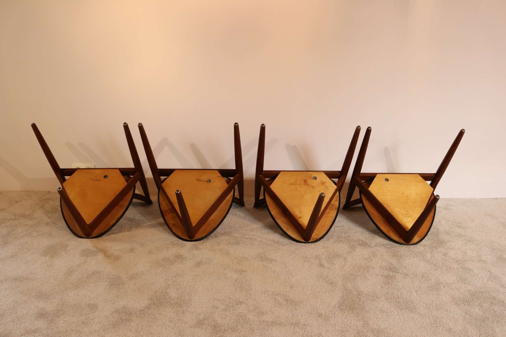 Tripod chair Olsen dining chair (3)